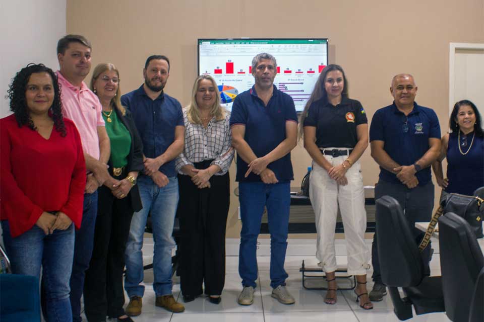 Prefeito se reúne com dirigentes da Seduc para resolver impasse do transporte escolar