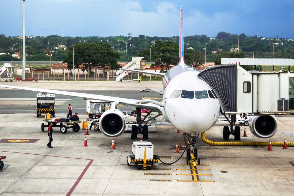 Aviões de passageiros poderão transportar pacientes com covid-19