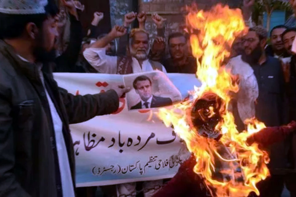 Milhares de muçulmanos protestam contra comentários de Macron