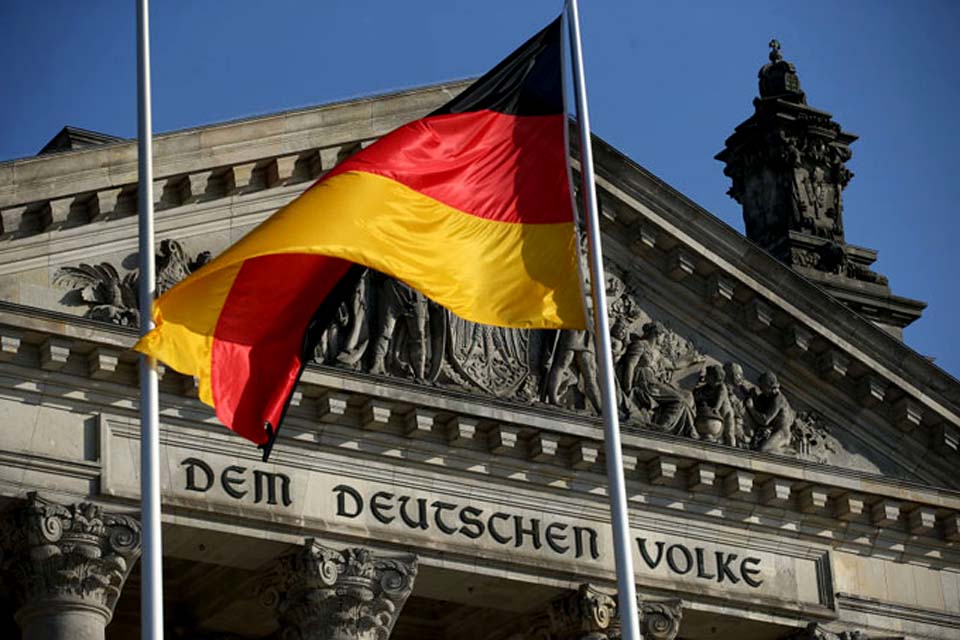 Social-democratas vencem partido de Merkel por margem apertada