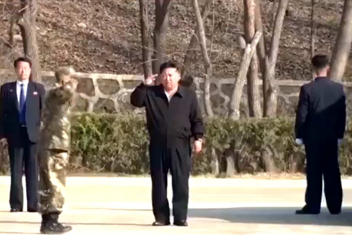 Kim Jong-un assiste enquanto soldados levam marteladas no abdômen