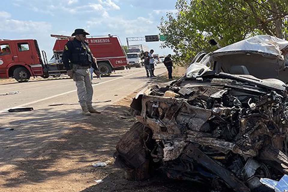 Pai e filho morrem após Hilux bate de frente com caminhão na BR-364