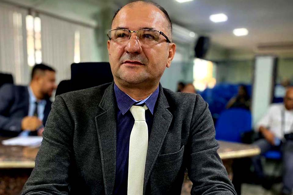 A pedido do Vereador Paulo Tico, equipe da Semob executa serviço de tapa-buraco no bairro Nova Esperança