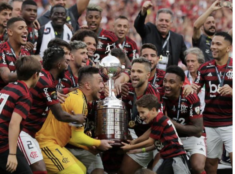Vídeo - Flamengo recebe a taça de campeão da Libertadores 2019