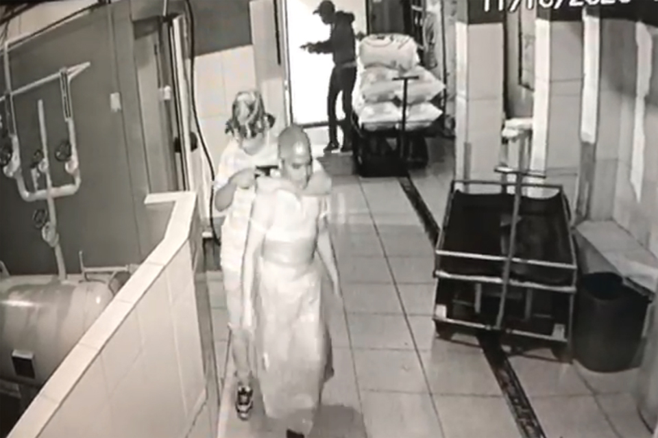 Bandidos invadem fabrica de gelo e roubam dinheiro, bebidas e caminhão