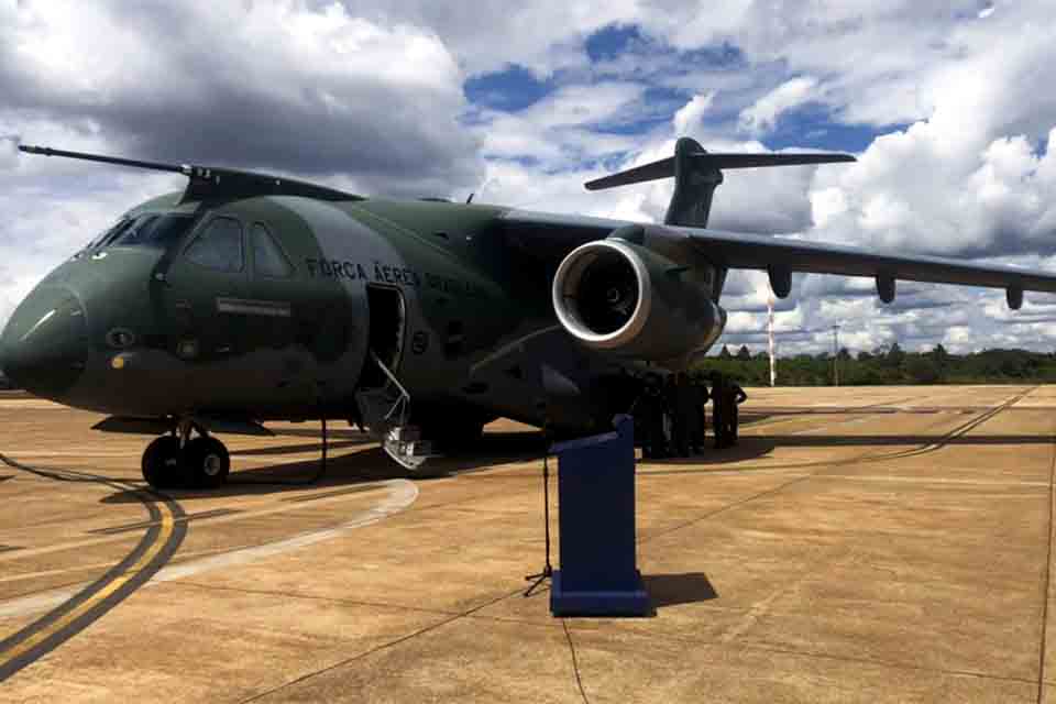 Avião da FAB que resgatará brasileiros parte para a Polônia