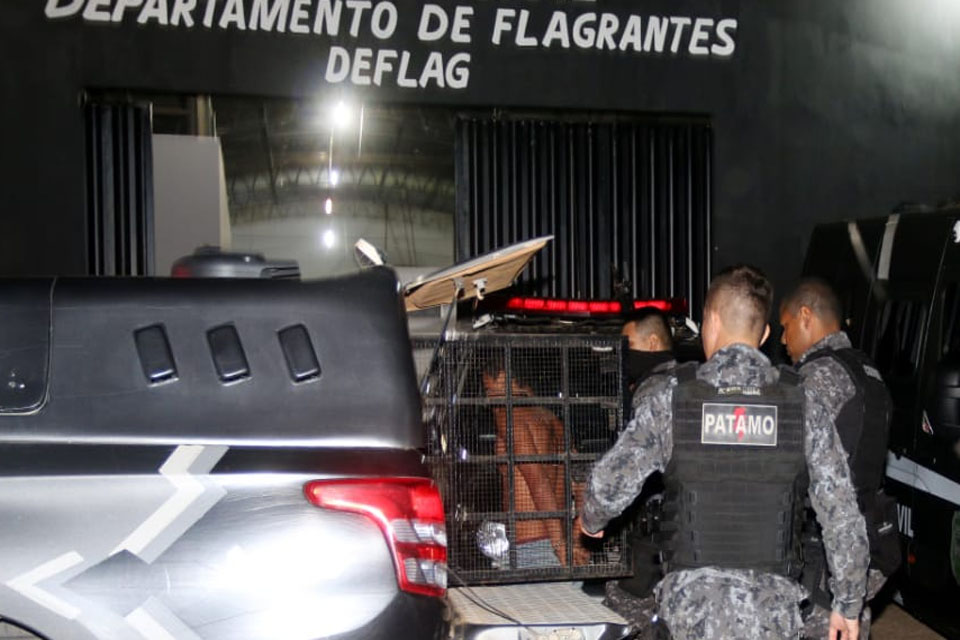 Dupla é detida com caminhonete roubada após perseguição