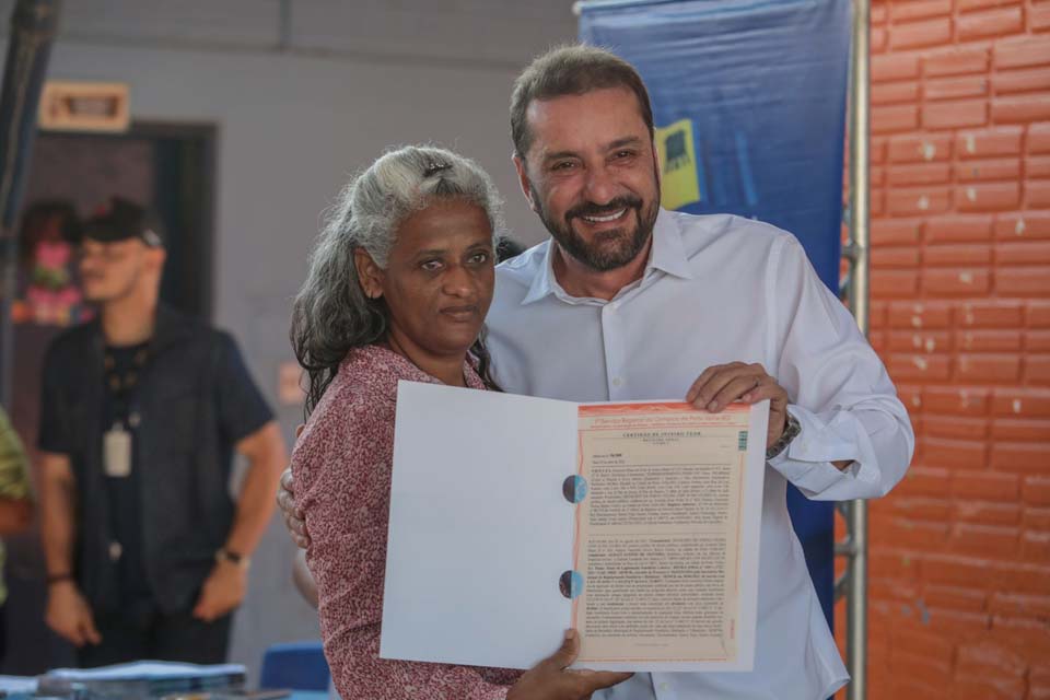 Prefeito Hildon Chaves entrega títulos de propriedade a moradores dos residenciais FNHIS VII