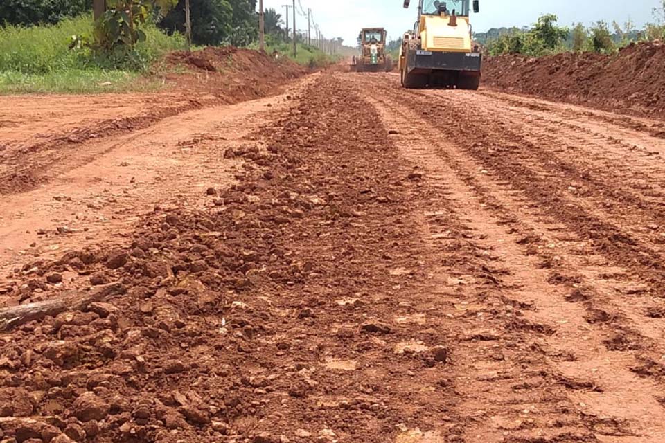 Com liberação legal, DER consegue recuperar trecho da RO-005 na Estrada da Penal em Porto Velho