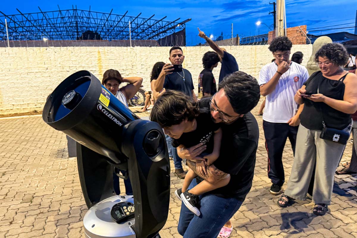 Noite de observação astronômica reúne famílias em Porto Velho
