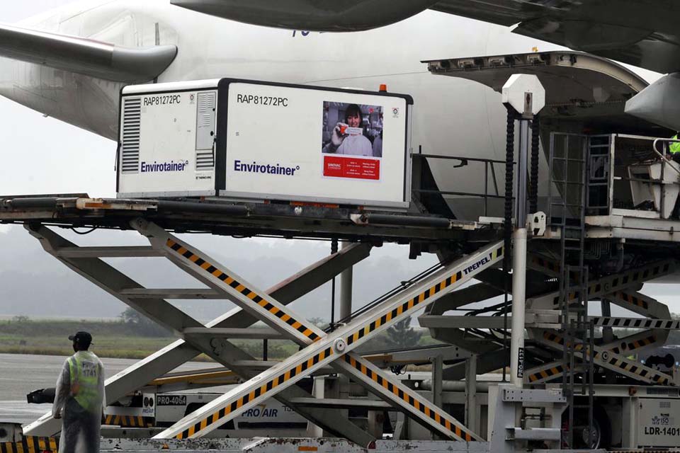 Butantan deve receber no sábado mais 6 mil litros de IFA