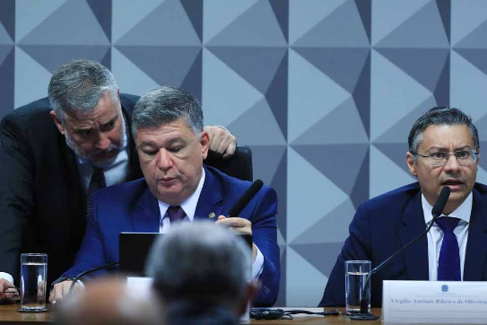 Ex-procurador do INSS não responde perguntas do relator na CPMI