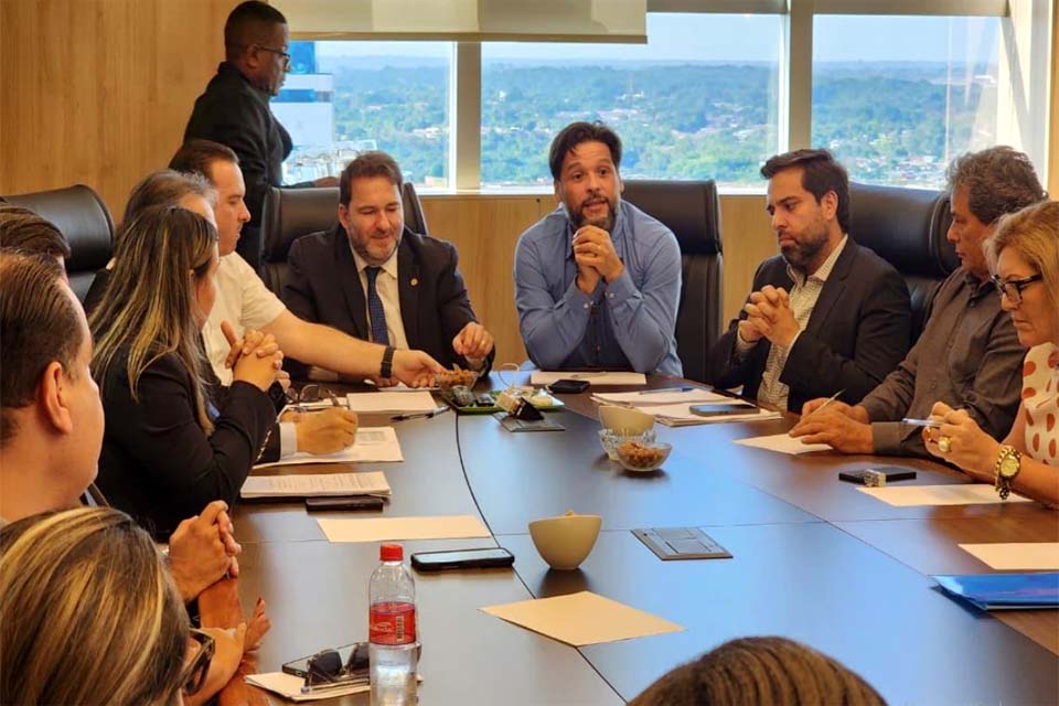 Deputado Delegado Camargo se reúne com representantes dos Sindicatos e do Governo para tratar da crise na saúde em Rondônia