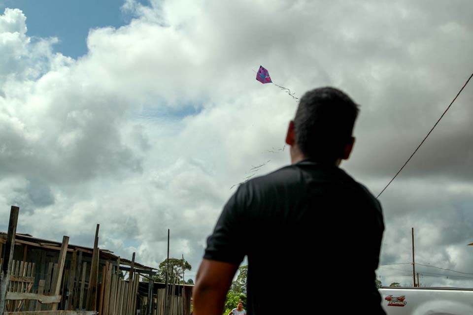 Pipas garantem a diversão de crianças e adultos, mas o uso da linha com cerol ainda coloca vidas em risco