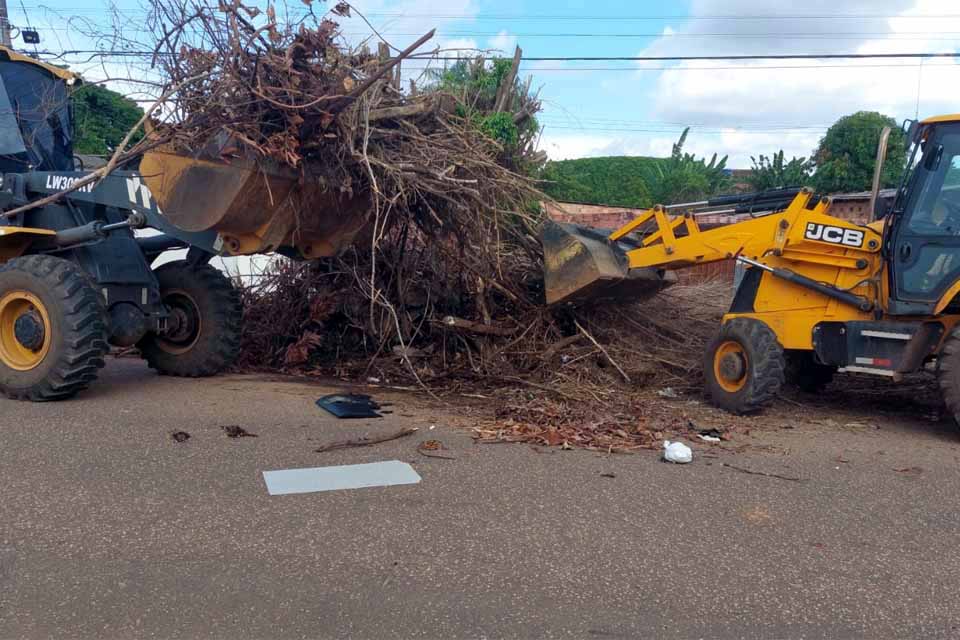 Edwilson Negreiros solicita à SEMUSB retirada de entulhos e lixo em rua de Porto Velho e é atendido