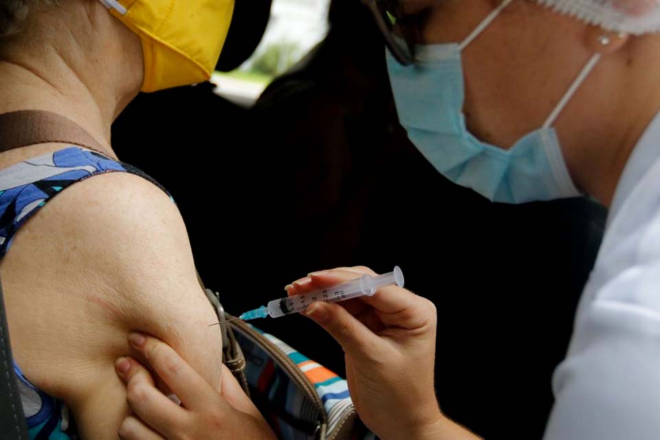 Entrega regular de doses pela Fiocruz ajuda a manter calendário 