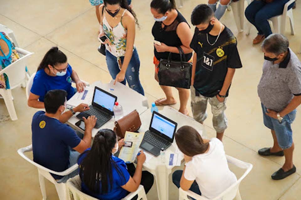  Vacinação reinicia com Pfizer e Coronavac; imunizante da AstraZeneca continua em falta