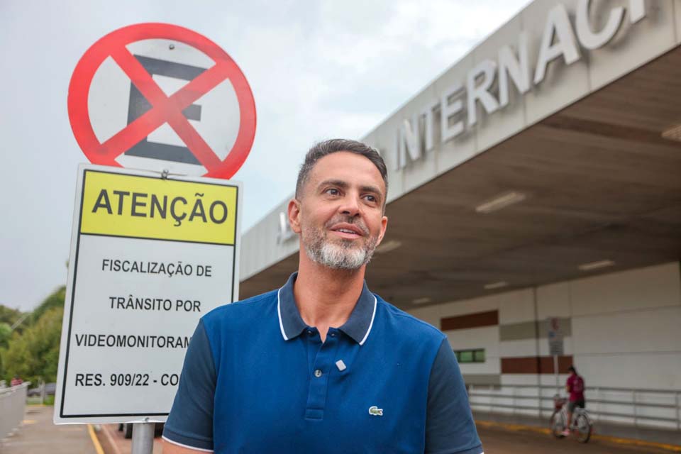 Prefeito Léo Moraes anuncia a retirada de placas que proibiam o estacionamento ao redor do aeroporto de Porto Velho