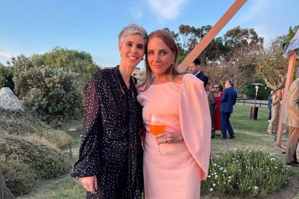 Após meses de rumores, Heloísa Périssé oficializa romance com diretora de TV