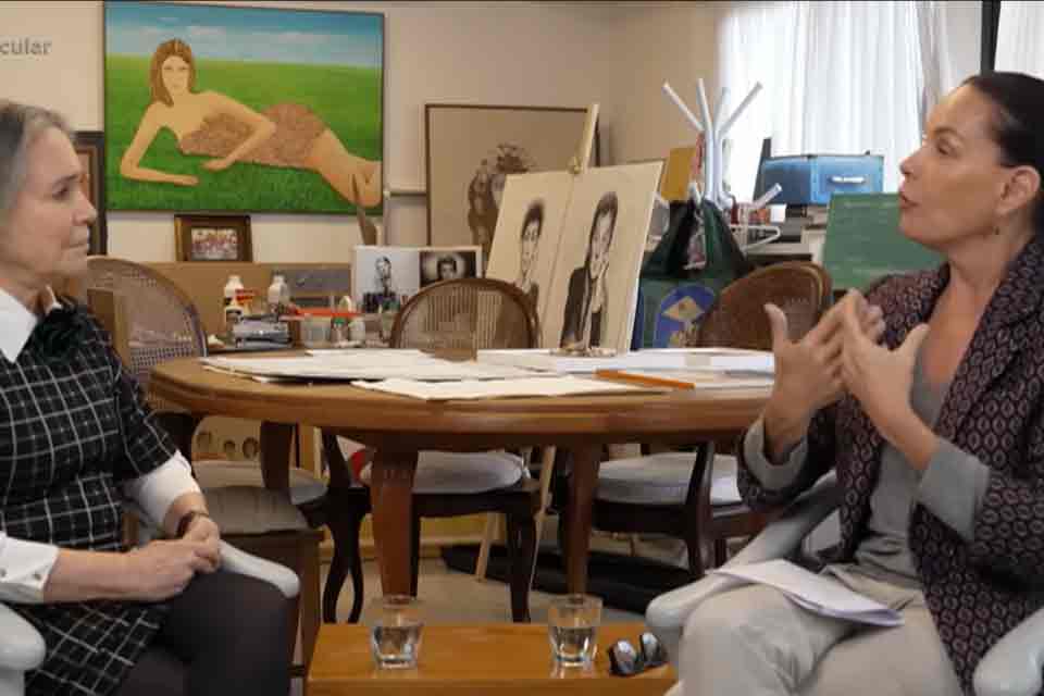 Carolina Ferraz relembra mal-estar com Regina Duarte em entrevista