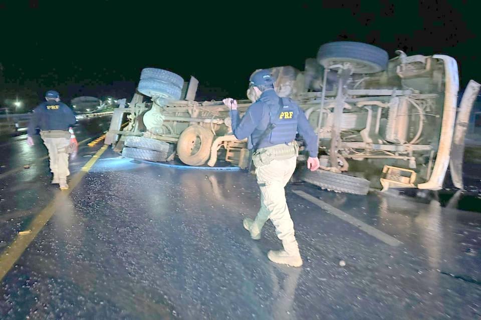 Motorista é socorrido ao Hospita após caminhão leiteiro tomba na BR-364