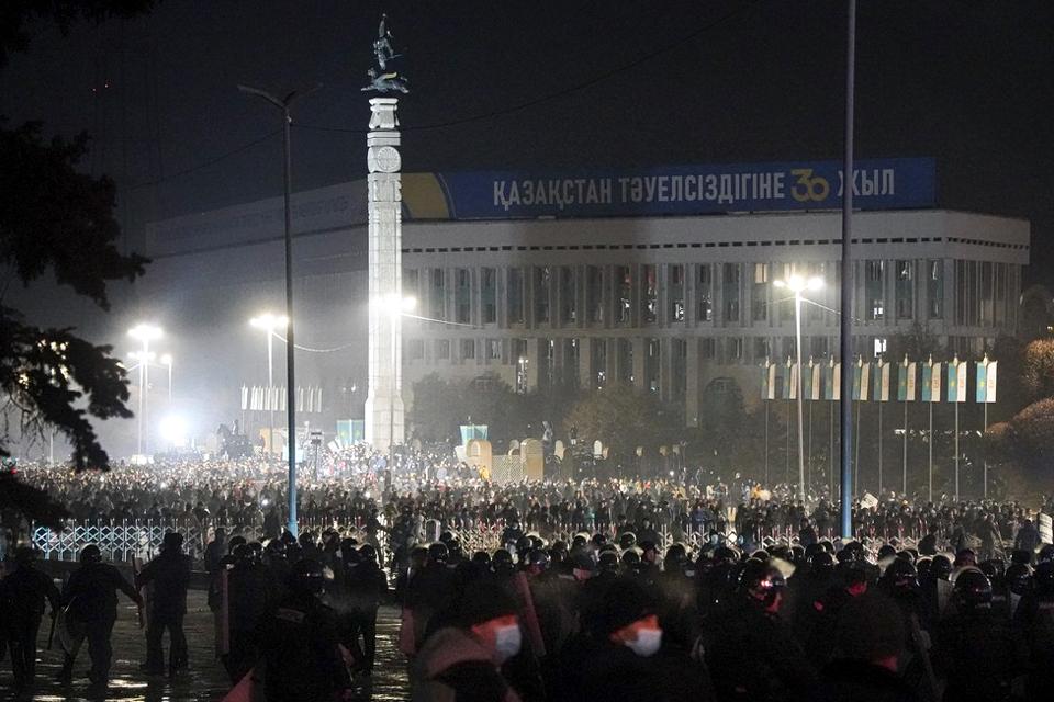 Dezenas de manifestantes e 13 policiais morrem em protestos no Cazaquistão