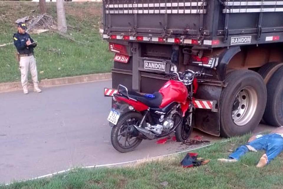Motociclista morre após batida em traseira de carreta na Avenida JK
