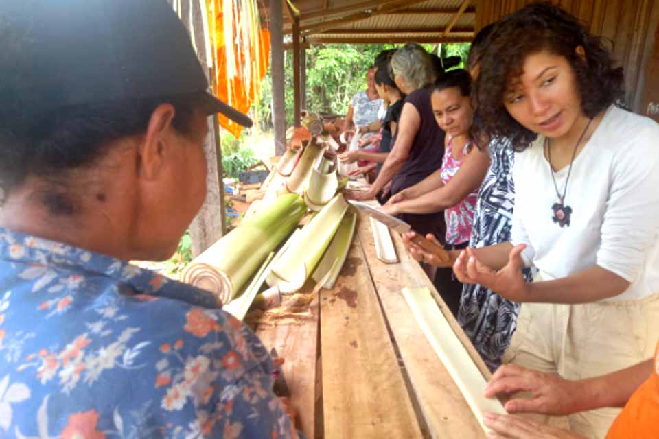 Comunidade Nova Conquista recebe primeira oficina de fibra de bananeira na Capital