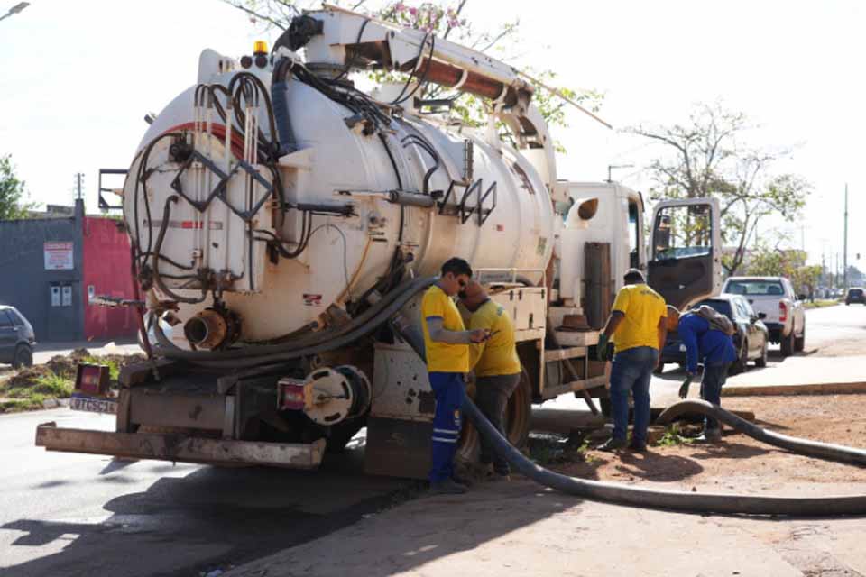 Bueiros na avenida Rio de Janeiro recebem serviços de limpeza e desobstrução