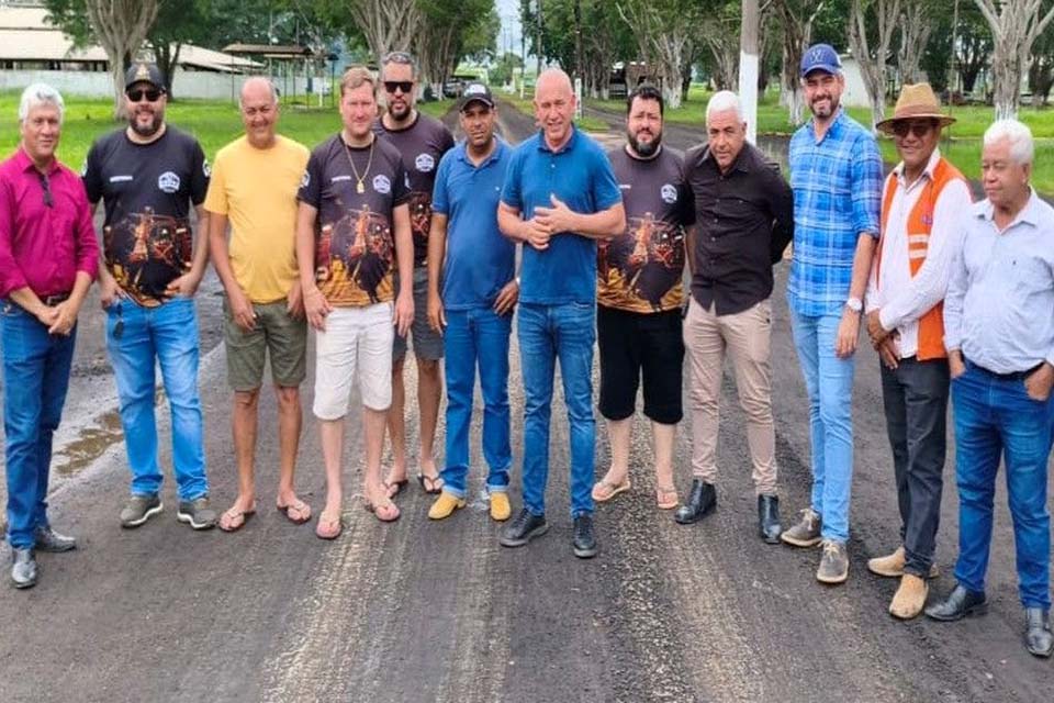 Ezequiel Neiva vistoria obras de microrrevestimento asfáltico em Machadinho do Oeste