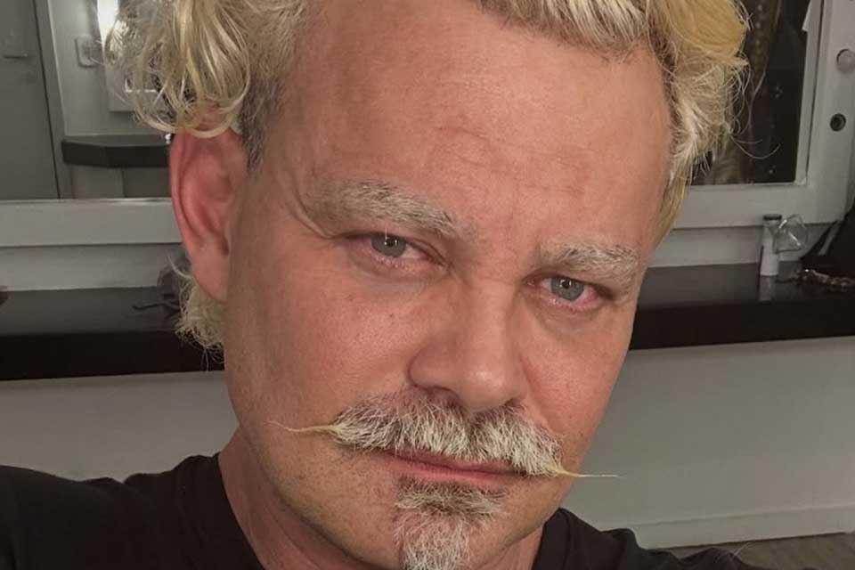 Carmo Dalla Vecchia rebate críticas ao novo visual platinado: “Sou gatinho, não sou?”