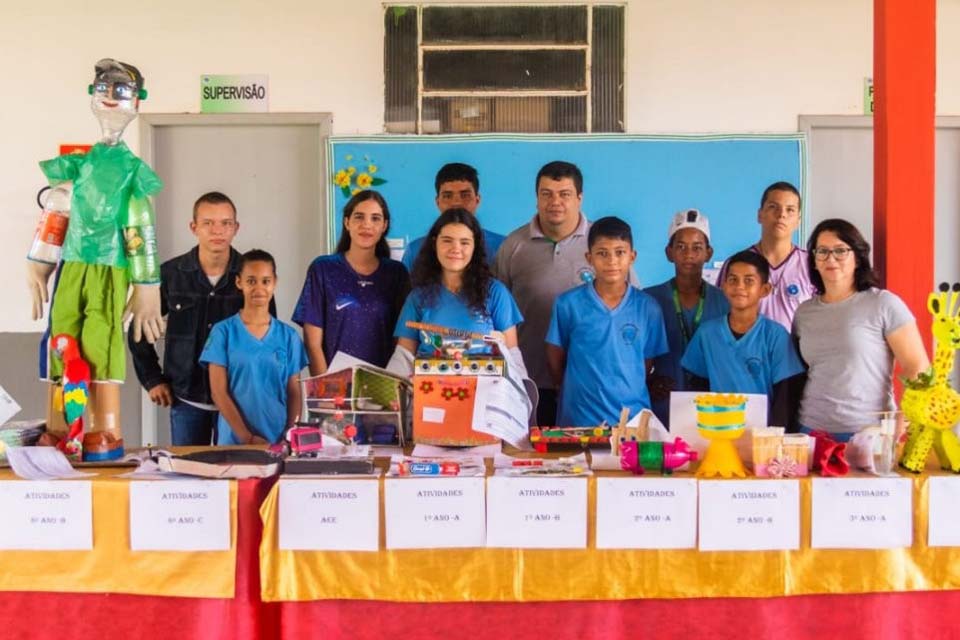 Aluno de Escola Rural revela toda sua capacidade inventiva ao construir 