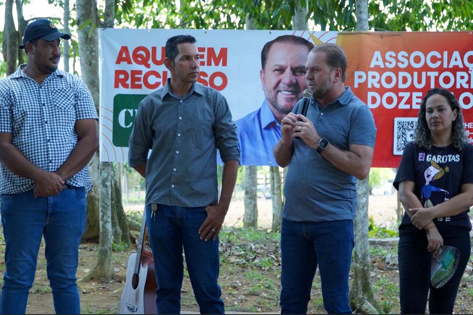 Produtores de Theobroma recebem implementos com apoio do Deputado Cirone Deiró