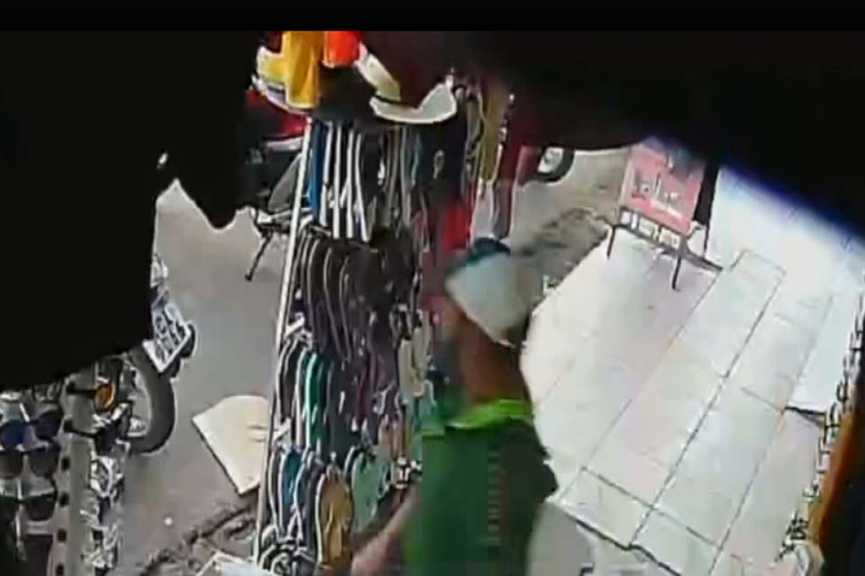 Criminoso agride mulher e atira durante assalto em loja na região central