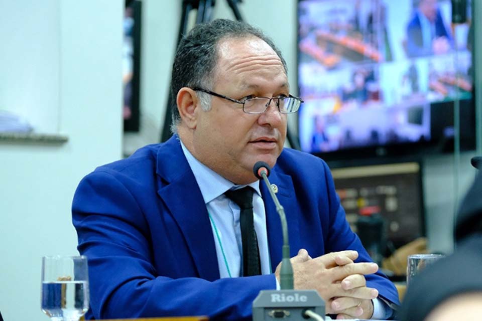 Pedro Fernandes encaminha reclamação de moradores por problemas na queda de energia elétrica em Ariquemes