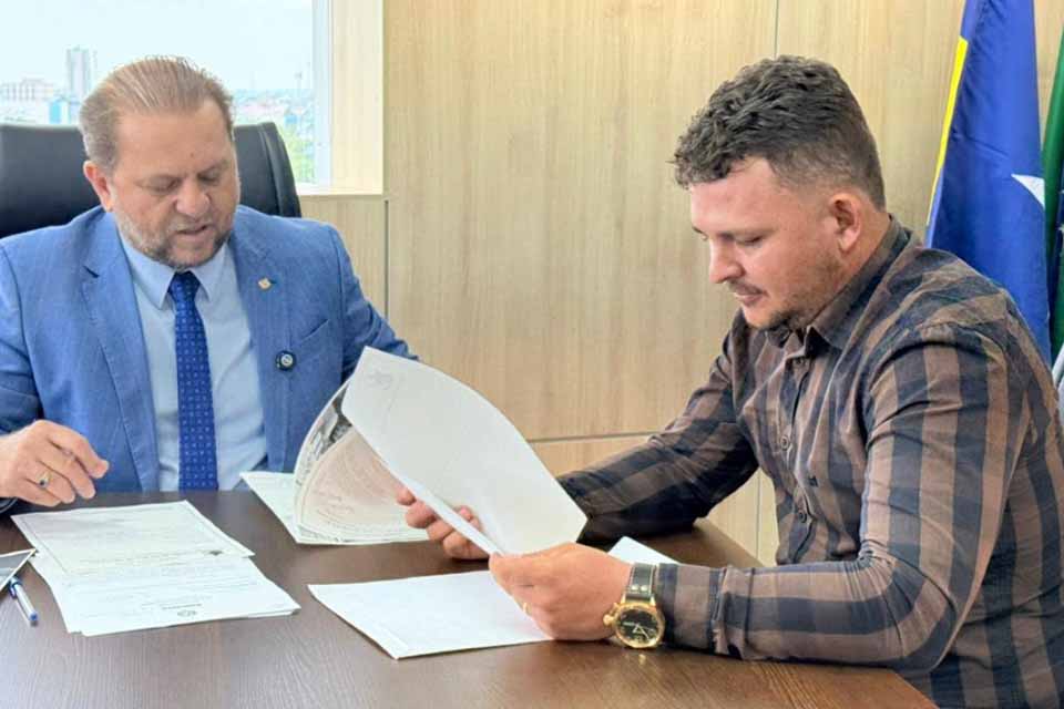 Deputado Cirone assegura recursos para recuperação de estradas e aquisição de material hospitalar