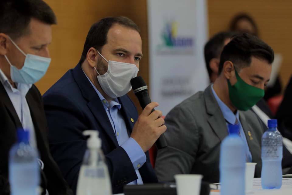 Presidente  da Assembleia Legislativa, deputado Alex Redano prestigia Roda de Conversa promovida pela Arom