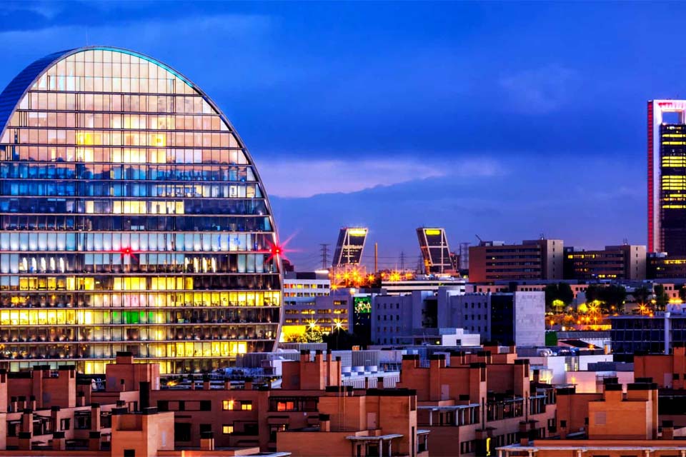 Autoridades ordenam encerramento de todos os estabelecimentos em Madrid