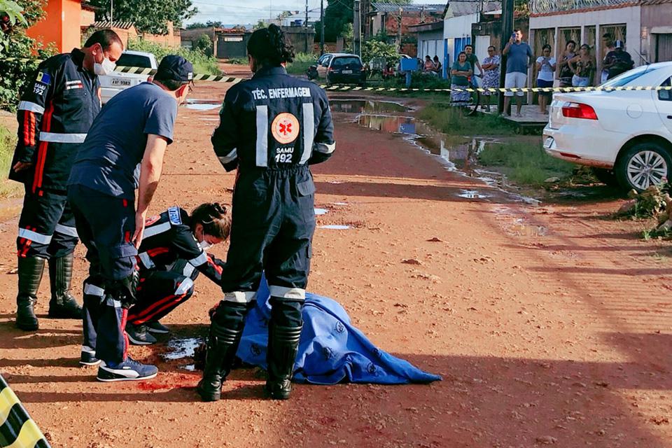 Homem de 47 anos é encontrado morto a tiro na zona leste