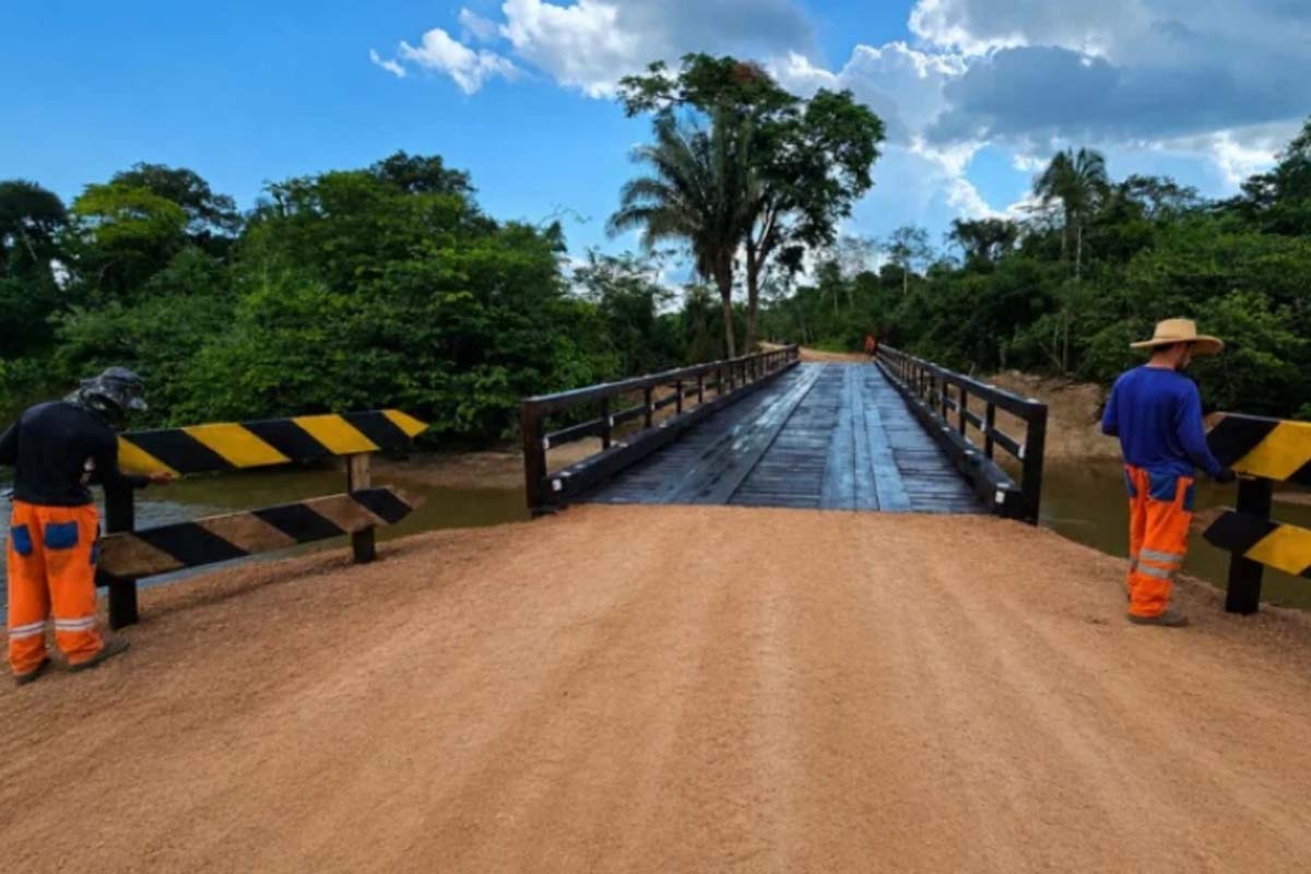 Ponte de madeira sobre o rio Novo Mundo é concluída na RO-267, em Alvorada do Oeste