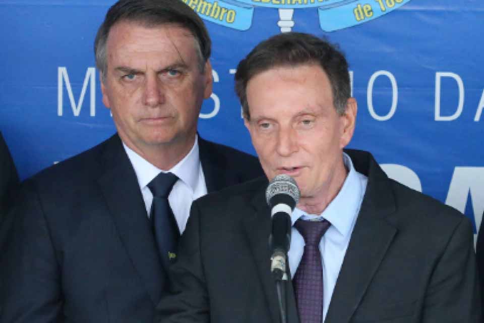 Bolsonaro desiste de mandar Marcelo Crivella para a África do Sul