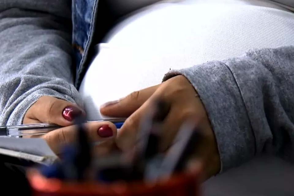 Estudo da USP mostra que gravidez na adolescência reduz salário de mulheres em até 30%