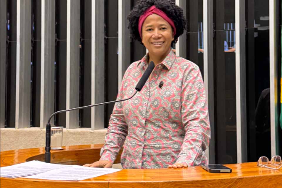 Sílvia Cristina defende aprovação da PEC 169, que permite acumular cargo de professor com outra função