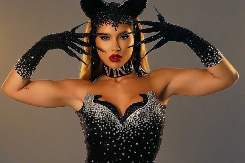 Virginia usa coleira com nome de Vini Jr. e recria look histórico do Carnaval