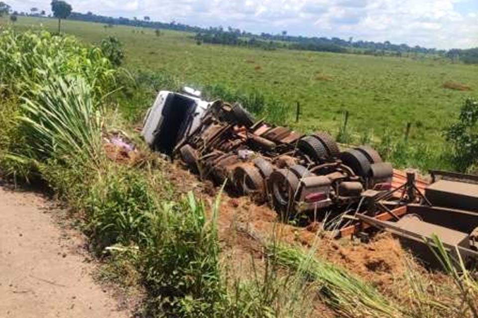 Caminhoneiro tomba carreta para evitar atropelamento de manifestantes