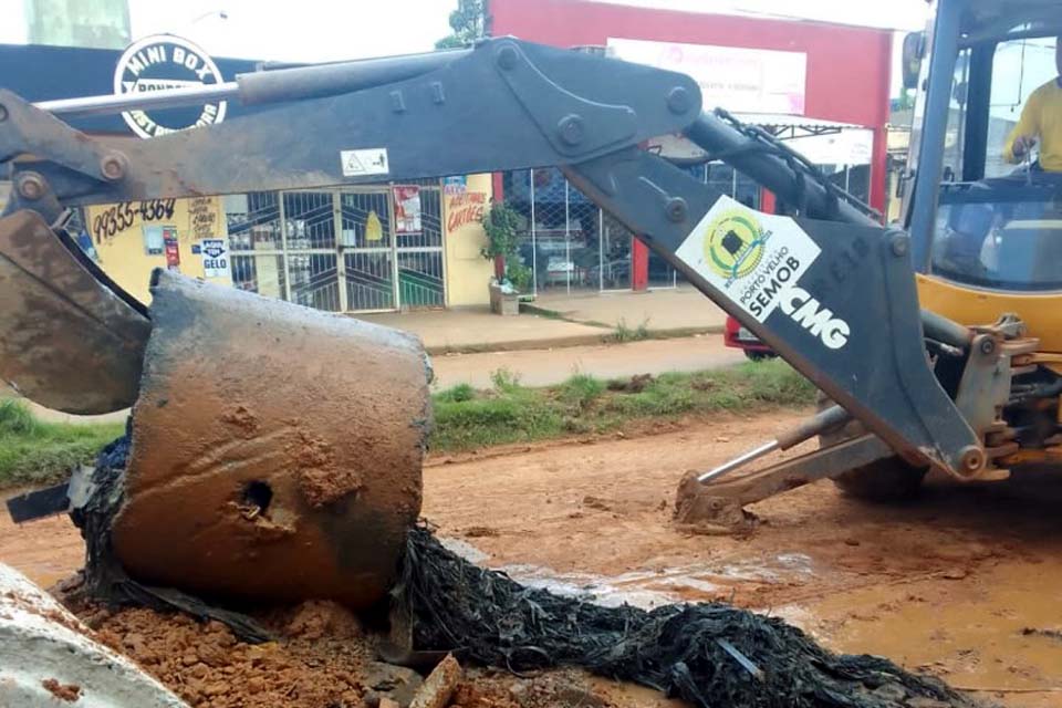 Prefeitura trabalha na desobstrução de manilhas e revitalização de calçadas em Porto Velho