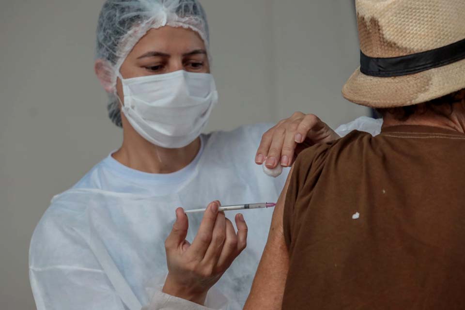 Abertas 700 vagas para imunizar idosos acima de 63 anos contra Covid-19