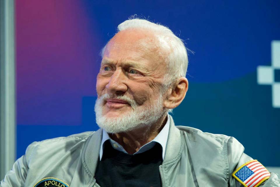 Buzz Aldrin, segunda pessoa a pisar na Lua, se casa aos 93 anos