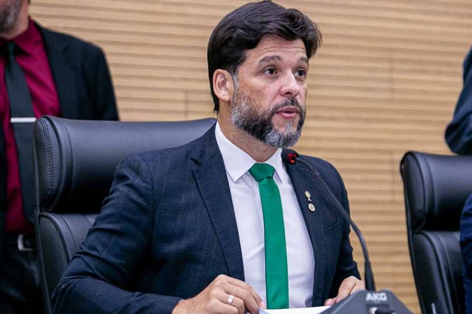Delegado Camargo propõe projeto que obriga exibição dos Dez Mandamentos em salas de aula de Rondônia