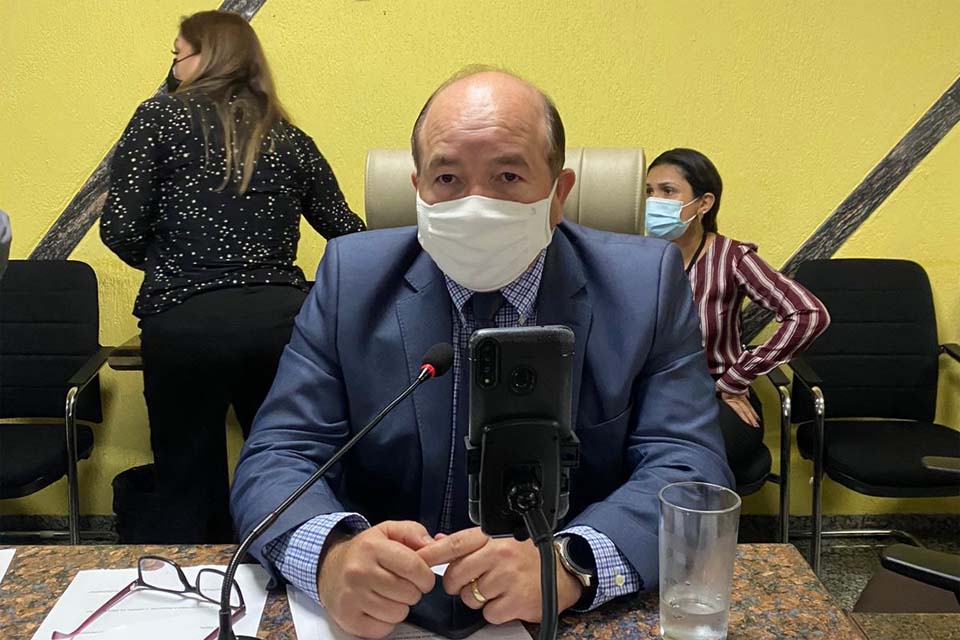 Presidente da Câmara comemora lei de sua autoria que proíbe cobranças de taxas por sacolas plásticas